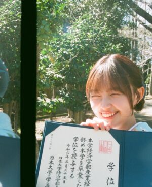 Hinami Mori Instagram - *☀︎
今年の3月をもちまして
日本大学経済学部産業経営学科を卒業しました。
まずは、やーーったぁ！！！(笑)
卒業できたかな、大丈夫かなってメッセージを頂く度に
みんなからの優しさに支えられてるな、と
改めてとっても感じたよ。ありがとう😌

芸能の道で頑張ると決めた時から
両親と約束した学業は最後まで貫くということを
達成できた事、そして見守ってくださった
周りの方々には感謝の気持ちでいっぱいです！！！

大学一年生の頃は普通に通えてた学校もオンラインになったり、ゼンカイジャーで濃い思い出を作れたり、5年という普通より長い年月はかかったけれど、諦めずに目標に向かい駆け抜ける事ができて何より嬉しいです🎓🏫🌱

一度は諦めようかと思うくらい弱音を言ってしまったり、何の為に通ってるのか分からなくなったり、分野ならではのレポートを書いて得る知識や、学びたいと思った事柄、全てが財産です！私らしく学業に励んで最後まで走り切れたこと本当に安心しています。

かけがえのない経験と出逢いに感謝しつつ
大学で学んだことを活かしながら
これからは、より一層に社会人として
お仕事に全力で取り組むぞ〜〜。

ばいばい学割！！
学生楽しかったーーー！またね🌸