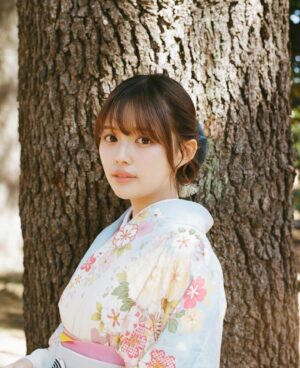 Hinami Mori Instagram - *☀︎
今年の3月をもちまして
日本大学経済学部産業経営学科を卒業しました。
まずは、やーーったぁ！！！(笑)
卒業できたかな、大丈夫かなってメッセージを頂く度に
みんなからの優しさに支えられてるな、と
改めてとっても感じたよ。ありがとう😌

芸能の道で頑張ると決めた時から
両親と約束した学業は最後まで貫くということを
達成できた事、そして見守ってくださった
周りの方々には感謝の気持ちでいっぱいです！！！

大学一年生の頃は普通に通えてた学校もオンラインになったり、ゼンカイジャーで濃い思い出を作れたり、5年という普通より長い年月はかかったけれど、諦めずに目標に向かい駆け抜ける事ができて何より嬉しいです🎓🏫🌱

一度は諦めようかと思うくらい弱音を言ってしまったり、何の為に通ってるのか分からなくなったり、分野ならではのレポートを書いて得る知識や、学びたいと思った事柄、全てが財産です！私らしく学業に励んで最後まで走り切れたこと本当に安心しています。

かけがえのない経験と出逢いに感謝しつつ
大学で学んだことを活かしながら
これからは、より一層に社会人として
お仕事に全力で取り組むぞ〜〜。

ばいばい学割！！
学生楽しかったーーー！またね🌸