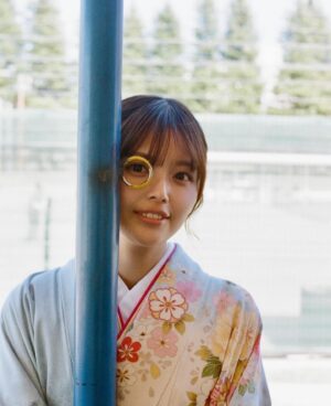Hinami Mori Instagram - *☀︎
今年の3月をもちまして
日本大学経済学部産業経営学科を卒業しました。
まずは、やーーったぁ！！！(笑)
卒業できたかな、大丈夫かなってメッセージを頂く度に
みんなからの優しさに支えられてるな、と
改めてとっても感じたよ。ありがとう😌

芸能の道で頑張ると決めた時から
両親と約束した学業は最後まで貫くということを
達成できた事、そして見守ってくださった
周りの方々には感謝の気持ちでいっぱいです！！！

大学一年生の頃は普通に通えてた学校もオンラインになったり、ゼンカイジャーで濃い思い出を作れたり、5年という普通より長い年月はかかったけれど、諦めずに目標に向かい駆け抜ける事ができて何より嬉しいです🎓🏫🌱

一度は諦めようかと思うくらい弱音を言ってしまったり、何の為に通ってるのか分からなくなったり、分野ならではのレポートを書いて得る知識や、学びたいと思った事柄、全てが財産です！私らしく学業に励んで最後まで走り切れたこと本当に安心しています。

かけがえのない経験と出逢いに感謝しつつ
大学で学んだことを活かしながら
これからは、より一層に社会人として
お仕事に全力で取り組むぞ〜〜。

ばいばい学割！！
学生楽しかったーーー！またね🌸