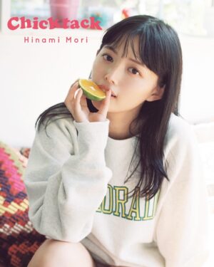 Hinami Mori Instagram - .
スタイルブックの表紙が解禁になりました🧊🛋️
そして、タイトルは「Chicktack」です！
表紙が3種類あり、どれも特別な想いを込めて
試行錯誤しながら制作しました。
既に予約してくださった方々も、沢山のコメントも
全部読んでるよ〜本当にありがとうございます！！
みんなの感想ぜひ聞かせてくださいまし☺️
発売までお楽しみにっ

photo @ittetsumatsuoka 
stylist @arisatakeda 
h&m  @shirouzumayuko
@bis_web 🤍