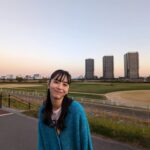 Hiroe Igeta Instagram - ロケ合間のオフショット☺️ 空が澄んでて気持ちよかった〜。