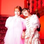 Hiroe Igeta Instagram - 素敵なショーにお邪魔させていただきました🤍 世界観も洋服も繊細で 胸も心もオドルわくわくする作品ばかりでした。 ファッション好きの愛が詰った幸せ空間でした！ すまそうとしてみたけど、 やっぱり笑っちゃうよね、、 そんなところに救世主王林がやってきました😉