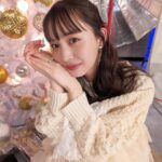 Hiroe Igeta Instagram - おしゃれクリップ 年内最後の放送です！！ ゲストは宮野真守さん。 ぜひご覧ください😊 スタジオはクリスマス仕様でした。 浮かれちゃってキャラでもない雰囲気で、 たくさん写真撮ってもらいました🎄🤍