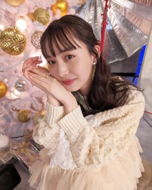 Hiroe Igeta Instagram - おしゃれクリップ
年内最後の放送です！！
ゲストは宮野真守さん。
ぜひご覧ください😊

スタジオはクリスマス仕様でした。
浮かれちゃってキャラでもない雰囲気で、
たくさん写真撮ってもらいました🎄🤍