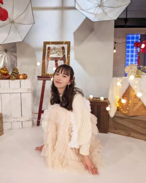 Hiroe Igeta Instagram - おしゃれクリップ
年内最後の放送です！！
ゲストは宮野真守さん。
ぜひご覧ください😊

スタジオはクリスマス仕様でした。
浮かれちゃってキャラでもない雰囲気で、
たくさん写真撮ってもらいました🎄🤍