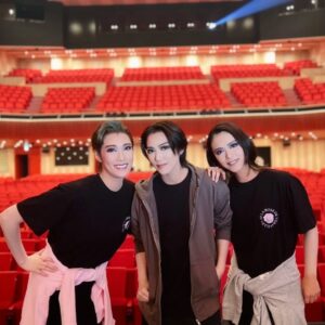 Hiroki Nanami Instagram - ☆
御園座の楽屋は、きたさん、翔ちゃん、あいちゃんの4人。きたさんとあいちゃんのトークにずっと笑ってました^_^
.
皆さんとの思い出写真載せるよ📷
すごい方々ばかりで、、写真撮り逃した人たくさんいます。心のカメラにおさめました😊✨
名古屋めし堪能したよ📸
.
#緒月遠麻 さん　
#彩凪翔 ちゃん　
#愛月ひかる ちゃん　
.
#七生眞希 ちゃん
#晴音アキ ちゃん
.
#蓮城まこと 同期^_^
#沙月愛奈　同期^_^
.
#星奈優里 さん　
最後は✨
#和央ようか さん