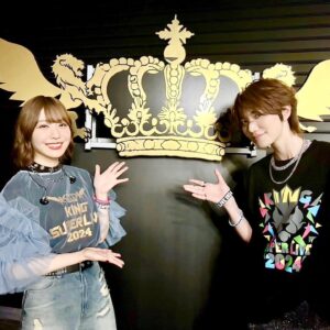 Hiroki Nanami Instagram - ☆
キングスーパーライブ2024 ライブ中のオーラが全員もの凄すぎて、舞台裏で声かけるのもドキドキだったけど、皆さんとの写真載せていきまーす！！
.
初めてのキンスパ、こんなあったかい人に溢れたアーティストの皆さん、尊敬と大好きの気持ちでいっぱいでした✨またお会いできるように、もっともっとがんばります🦁
.
#水樹奈々 さん　
#上坂すみれ ちゃん
#水瀬いのり ちゃん
#千葉翔也 さん
#内田雄馬 さん
#Angela #atsuko さん #katsu さん
#愛美 さん
#福原綾香 さん
#カノエラナ さん
#高橋洋子 さん
#キンスパ2024
#Kアリーナ
#七海ひろき