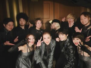 Hiroki Nanami Instagram - ☆
クリスマスディナーショー
「GREAT HUNTER」3都市6公演終わってしまいました。今年も最高に盛り上がったクリスマスDS！！
.
そこにいる全員を幸せにしてくれるあきら、可愛さと面白さを兼ね備えた、はることもあちゃん^_^演出・振付のスーパーくみさん。あきらのバースデー当日(茨城)は、粋な演出がたくさん散りばめられていました。
そして、めちゃくちゃかっこいいバンドメンバー！！
.
みなさん楽しんで頂けましたか？
そして、ハントされましたか？✨
冬の夜空に輝くオリオン座を見たら、このDSのこと思い出して下さいね。
本当にありがとうございました！！
思い出写真たくさん載せます📷
.
#瀬戸かずや 
#音波みのり
#愛白もあ
#芽吹幸奈 演出・振付
#渡辺裕太 Guitar/Band Master
#佐々木侑太 Guitar
#西村奈央 #堀倉彰 Keyboards
#櫻井陸来 #宮本將行 Bass
#坂本暁良 #北村望 Drums
#吉澤達彦 Trumpet
#近藤淳也 Saxophone/Flute
(敬称略)
#GREAT HUNTER
#クリスマスディナーショー
#七海ひろき