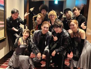 Hiroki Nanami Instagram - ☆
クリスマスディナーショー
「GREAT HUNTER」3都市6公演終わってしまいました。今年も最高に盛り上がったクリスマスDS！！
.
そこにいる全員を幸せにしてくれるあきら、可愛さと面白さを兼ね備えた、はることもあちゃん^_^演出・振付のスーパーくみさん。あきらのバースデー当日(茨城)は、粋な演出がたくさん散りばめられていました。
そして、めちゃくちゃかっこいいバンドメンバー！！
.
みなさん楽しんで頂けましたか？
そして、ハントされましたか？✨
冬の夜空に輝くオリオン座を見たら、このDSのこと思い出して下さいね。
本当にありがとうございました！！
思い出写真たくさん載せます📷
.
#瀬戸かずや 
#音波みのり
#愛白もあ
#芽吹幸奈 演出・振付
#渡辺裕太 Guitar/Band Master
#佐々木侑太 Guitar
#西村奈央 #堀倉彰 Keyboards
#櫻井陸来 #宮本將行 Bass
#坂本暁良 #北村望 Drums
#吉澤達彦 Trumpet
#近藤淳也 Saxophone/Flute
(敬称略)
#GREAT HUNTER
#クリスマスディナーショー
#七海ひろき
