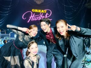 Hiroki Nanami Instagram - ☆
クリスマスディナーショー
「GREAT HUNTER」3都市6公演終わってしまいました。今年も最高に盛り上がったクリスマスDS！！
.
そこにいる全員を幸せにしてくれるあきら、可愛さと面白さを兼ね備えた、はることもあちゃん^_^演出・振付のスーパーくみさん。あきらのバースデー当日(茨城)は、粋な演出がたくさん散りばめられていました。
そして、めちゃくちゃかっこいいバンドメンバー！！
.
みなさん楽しんで頂けましたか？
そして、ハントされましたか？✨
冬の夜空に輝くオリオン座を見たら、このDSのこと思い出して下さいね。
本当にありがとうございました！！
思い出写真たくさん載せます📷
.
#瀬戸かずや 
#音波みのり
#愛白もあ
#芽吹幸奈 演出・振付
#渡辺裕太 Guitar/Band Master
#佐々木侑太 Guitar
#西村奈央 #堀倉彰 Keyboards
#櫻井陸来 #宮本將行 Bass
#坂本暁良 #北村望 Drums
#吉澤達彦 Trumpet
#近藤淳也 Saxophone/Flute
(敬称略)
#GREAT HUNTER
#クリスマスディナーショー
#七海ひろき