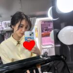 Hirona Yamazaki Instagram - @classy_mag_insta 6月号発売ちゅうです。 40周年おめでとうございます👏 #好きな曲つけてみた #CHANELのブローチを襟元につけるのかわいい
