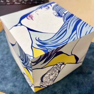 Hisashi Eguchi Instagram - 7月に発売されるoutLine×江口寿史コラボウォッチ″OVERTIME“はこういうBOXに入ってますよ。
あと、購入者特典として、このイラストのレコードジャケサイズの複製画も全員にプレゼント。

6月7日（金）WATCH Makersで先行予約受付開始‼️
7月5日（金）TiCTAC全店で販売開始‼️

よろすくお願いします‼️