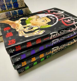 Hisashi Eguchi Instagram - ネトフリの韓国版リメイクの寄生獣が良過ぎたので、久々に原作を紙のコミックスで読み直したくなり本棚を探すとない！どこにもない！確か何度か手離して最後に全10巻、これはもう永久保存版にと買い揃えてあったはずなのに。
仕方なくヤフオクで全巻買い。確かおれ寄生獣揃いで買うのこれが３度目なんだよ。この漫画、おれの人生で読んできた漫画の中でも5本の指に入るくらい好きなのに、なんでこういつも本棚にないんだろ。したら10年くらい前に「これは必読だから読みなさい」と長女にあげたらしいことが判明。うわー、やはりな。こうしていつも手離してたんだな。
これをいい機会と、未読だった『七夕の国』全4巻も購入。こちらも面白いわー。寄生獣の「遠心力で人体を切断する」も理にかなっててすごいが、こちらの「人やモノが球体にえぐり取られる」イメージもすさまじいわー。この作者の人体破壊のイメージはほんと鮮烈。