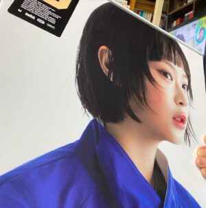 Hisashi Eguchi Instagram - ゲト。もちろん推しのハニVer. 。ニュージーンズおじさん言うなー！デカジャケだと思ってたら段ボールの箱かーい。で、開けて見たらばおびただしい(いらん)オマケの数。ミニ写真集もミニポスターも、もちろんハニ中心。髪の毛ブツ切りにしても更に可愛さの破壊力増すハニのポテンシャルたるや。
ま、それはいいんだが、肝心のCDは、この簡素さかーい！！
なんだこの感じ。この味わったことのある感じは。食玩だ！食玩なんだなこれは。しかしNew jeansは何がいいって、曲がいいのだ飛び抜けて。今回の２曲もすごく良い。なので願わくばCDのパッケージにも、もうちょっと気を使ってくれたらなと願うニュージーンズじーさんでした。(自分で言うなー！)

#뉴진스#Newjeans #ニュージーンズ #하니　
#ハニ #HANNI