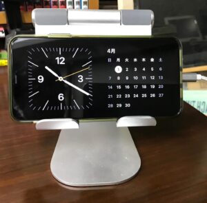 Hisashi Eguchi Instagram - iPhoneて充電中に横にするとこういうクロック表示になるんだね。今日まで知らなかった、、😳ていうか、アップデートしたiOS17.4.1の新機能なのかな⁉︎ いや、このiPhoneはもうだいぶ前の11 Pro Maxなんですけどね