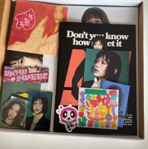 Hisashi Eguchi Instagram - ゲト。もちろん推しのハニVer. 。ニュージーンズおじさん言うなー！デカジャケだと思ってたら段ボールの箱かーい。で、開けて見たらばおびただしい(いらん)オマケの数。ミニ写真集もミニポスターも、もちろんハニ中心。髪の毛ブツ切りにしても更に可愛さの破壊力増すハニのポテンシャルたるや。
ま、それはいいんだが、肝心のCDは、この簡素さかーい！！
なんだこの感じ。この味わったことのある感じは。食玩だ！食玩なんだなこれは。しかしNew jeansは何がいいって、曲がいいのだ飛び抜けて。今回の２曲もすごく良い。なので願わくばCDのパッケージにも、もうちょっと気を使ってくれたらなと願うニュージーンズじーさんでした。(自分で言うなー！)

#뉴진스#Newjeans #ニュージーンズ #하니　
#ハニ #HANNI