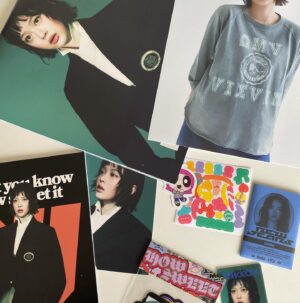 Hisashi Eguchi Instagram - ゲト。もちろん推しのハニVer. 。ニュージーンズおじさん言うなー！デカジャケだと思ってたら段ボールの箱かーい。で、開けて見たらばおびただしい(いらん)オマケの数。ミニ写真集もミニポスターも、もちろんハニ中心。髪の毛ブツ切りにしても更に可愛さの破壊力増すハニのポテンシャルたるや。
ま、それはいいんだが、肝心のCDは、この簡素さかーい！！
なんだこの感じ。この味わったことのある感じは。食玩だ！食玩なんだなこれは。しかしNew jeansは何がいいって、曲がいいのだ飛び抜けて。今回の２曲もすごく良い。なので願わくばCDのパッケージにも、もうちょっと気を使ってくれたらなと願うニュージーンズじーさんでした。(自分で言うなー！)

#뉴진스#Newjeans #ニュージーンズ #하니　
#ハニ #HANNI