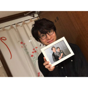Hitomi Kuroki Instagram - 💖⚜️
.
.

残り二日☺︎
シラノ舞台、いよいよ明日東京千秋楽です。日生劇場にて愛の行方をごらんくださいませ😌 .
.

鋼太郎さんと白洲くんとのスリーショット！の1枚目😝
.

昨日は良大が観に来てくれました！の2枚目😌
.

カンパニーのみんなと！の3枚目🙂 .
.

#シラノドベルジュラック#日生劇場#吉田鋼太郎#白洲迅#それからの出演していない良大😂#村井良大#黒木瞳
