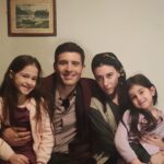 Hivda Zizan Alp Instagram - Ah Türkan ah… Seninle aynı odada kalsak konuşacak ortak zevklerimiz olmazdı, biliyorum. Yemek tarifi vermekten başka hiçbir konuda kendinden emin konuşmazdın benimle. Biliyorum. Farklıyız. Ama bizim bağımız çok daha eskiden. Çok daha derinden. Coğrafyamızın çorak toprağının altında sımsıkıya bağlı kökleriz biz. Öncelikle bu bağımızı gören, sana can verebileceğime inanan yönetmenlerim @nadimguc , @muratkerasus , @ogm.pictures Ailesi ve menajerim @beyza_eraydin ile @ph7entertainment ‘a; Sektörümüzde kolay kolay göremeyeceğimiz bir dostluk inşa eden, beni de aralarına hemen kabul eden @burcubiricik ve tümmm rol arkadaşlarıma( hepsini yazmam imkansız); Türkan’ı dünyaya getiren @drgbudayicioglu ve ona ilk adımlarını attıran @sedaltayliturgutlu ‘ya; Böyle duygu yüklü, böyle samimi bir işin her anında ter döken tüm çalışma arkadaşlarıma; Bu samimiyetin karşılığını sevgiyle, hüzünle, öfkeyle veya coşkuyla veren, bizi yalnız bırakmayan seyircilerimize çok teşekkür ederim. Ama en çok… 14 yaşında evlenen, kayınvalidesi tarafından sokakta oynamasına izin verilen, ilk çocuğunu tarlada doğuran, dedem gurbetteyken tek başına altı çocuk büyüten, bana sırrın, öfeleme yapan, tülbentlerinden elbise yaptığım, kardeşimle saçlarımızı her açık bulduğunda iki yandan ören, bana çökelek yapmayı, patile açmayı öğreten, akrepten koruyan, çocuk aklımla A harfini öyle bozuk çizmesine şaşırdığım, caddeden bir amca geçerken neden yüzünü kapattığını sorduğum, bazen ne dediğini anlamadığım, bazen anadilimde bana kelimeler öğreten, kendisine her seslendiğimde “Babanne sana öleydi!” diyen babaanneme… Bütün çocuklarını okuttuğu, yakınındaki köylerde kızlar zorla evlendirilirken, vefat eden dedemin dükkanının başına halamı getirdiği, kendine layık görüleni kızlarına reva görmediği için çok teşekkür ederim. Her yanımızın çocukluğunu doya doya yaşamış güçlü kadınlarla dolması dileğiyle… @camdakikiz
