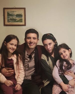 Hivda Zizan Alp Instagram - Ah Türkan ah…
Seninle aynı odada kalsak konuşacak ortak zevklerimiz olmazdı, biliyorum. Yemek tarifi vermekten başka hiçbir konuda kendinden emin konuşmazdın benimle. Biliyorum. Farklıyız. Ama bizim bağımız çok daha eskiden. Çok daha derinden. Coğrafyamızın çorak toprağının altında sımsıkıya bağlı kökleriz biz. 
Öncelikle bu bağımızı gören, sana can verebileceğime inanan yönetmenlerim @nadimguc , @muratkerasus , @ogm.pictures Ailesi ve menajerim @beyza_eraydin ile @ph7entertainment ‘a;
Sektörümüzde kolay kolay göremeyeceğimiz bir dostluk inşa eden, beni de aralarına hemen kabul eden @burcubiricik ve tümmm rol arkadaşlarıma( hepsini yazmam imkansız);
Türkan’ı dünyaya getiren @drgbudayicioglu ve ona ilk adımlarını attıran @sedaltayliturgutlu ‘ya;
Böyle duygu yüklü, böyle samimi bir işin her anında ter döken tüm çalışma arkadaşlarıma;
Bu samimiyetin karşılığını sevgiyle, hüzünle, öfkeyle veya coşkuyla veren, bizi yalnız bırakmayan seyircilerimize çok teşekkür ederim. 
Ama en çok…
14 yaşında evlenen, kayınvalidesi tarafından  sokakta oynamasına izin verilen, ilk çocuğunu tarlada doğuran, dedem gurbetteyken tek başına altı çocuk büyüten, bana sırrın, öfeleme yapan, tülbentlerinden elbise yaptığım, kardeşimle saçlarımızı her açık bulduğunda iki yandan ören, bana çökelek yapmayı, patile açmayı öğreten, akrepten koruyan, çocuk aklımla A harfini öyle bozuk çizmesine şaşırdığım, caddeden bir amca geçerken neden yüzünü kapattığını sorduğum, bazen ne dediğini anlamadığım, bazen anadilimde bana kelimeler öğreten, kendisine her seslendiğimde “Babanne sana öleydi!” diyen babaanneme… 
Bütün çocuklarını okuttuğu, yakınındaki köylerde kızlar zorla evlendirilirken, vefat eden dedemin dükkanının başına halamı getirdiği, kendine layık görüleni kızlarına reva görmediği için çok teşekkür ederim. 
Her yanımızın çocukluğunu doya doya yaşamış güçlü kadınlarla dolması dileğiyle…
@camdakikiz