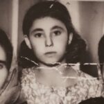 Hivda Zizan Alp Instagram - Ah Türkan ah… Seninle aynı odada kalsak konuşacak ortak zevklerimiz olmazdı, biliyorum. Yemek tarifi vermekten başka hiçbir konuda kendinden emin konuşmazdın benimle. Biliyorum. Farklıyız. Ama bizim bağımız çok daha eskiden. Çok daha derinden. Coğrafyamızın çorak toprağının altında sımsıkıya bağlı kökleriz biz. Öncelikle bu bağımızı gören, sana can verebileceğime inanan yönetmenlerim @nadimguc , @muratkerasus , @ogm.pictures Ailesi ve menajerim @beyza_eraydin ile @ph7entertainment ‘a; Sektörümüzde kolay kolay göremeyeceğimiz bir dostluk inşa eden, beni de aralarına hemen kabul eden @burcubiricik ve tümmm rol arkadaşlarıma( hepsini yazmam imkansız); Türkan’ı dünyaya getiren @drgbudayicioglu ve ona ilk adımlarını attıran @sedaltayliturgutlu ‘ya; Böyle duygu yüklü, böyle samimi bir işin her anında ter döken tüm çalışma arkadaşlarıma; Bu samimiyetin karşılığını sevgiyle, hüzünle, öfkeyle veya coşkuyla veren, bizi yalnız bırakmayan seyircilerimize çok teşekkür ederim. Ama en çok… 14 yaşında evlenen, kayınvalidesi tarafından sokakta oynamasına izin verilen, ilk çocuğunu tarlada doğuran, dedem gurbetteyken tek başına altı çocuk büyüten, bana sırrın, öfeleme yapan, tülbentlerinden elbise yaptığım, kardeşimle saçlarımızı her açık bulduğunda iki yandan ören, bana çökelek yapmayı, patile açmayı öğreten, akrepten koruyan, çocuk aklımla A harfini öyle bozuk çizmesine şaşırdığım, caddeden bir amca geçerken neden yüzünü kapattığını sorduğum, bazen ne dediğini anlamadığım, bazen anadilimde bana kelimeler öğreten, kendisine her seslendiğimde “Babanne sana öleydi!” diyen babaanneme… Bütün çocuklarını okuttuğu, yakınındaki köylerde kızlar zorla evlendirilirken, vefat eden dedemin dükkanının başına halamı getirdiği, kendine layık görüleni kızlarına reva görmediği için çok teşekkür ederim. Her yanımızın çocukluğunu doya doya yaşamış güçlü kadınlarla dolması dileğiyle… @camdakikiz