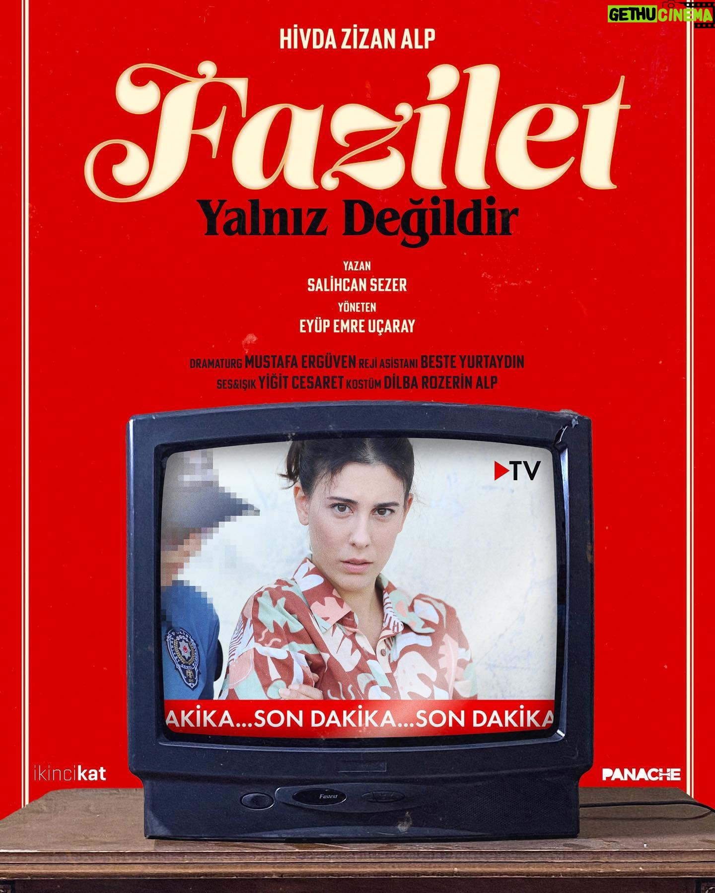 Hivda Zizan Alp Instagram - Eveeet, Fazilet geri dönüyor! Adı bir cinayet iddiasına karışınca kendini popüler bir gündüz kuşağı programında bulan canım Fazilet, yaşadıklarını topluma yeniden anlatmak için sizlerle buluşuyor. Hikayesini dinlemek isteyenleri 12 Ekim Perşembe @taksimarasahne ve 26 Ekim Perşembe @ikincikat Kadıköy’e bekliyoruz 💕 #faziletyalnızdeğildir Biletler @tiyatrolar .com’da! 🎟️ Ayrıca afiş için @ethemonurb ‘e, Afiş fotoğrafı için @duyguasenabudak ve @bsrdrndre ‘e çoook teşekkürler. • @panachesanat @ikincikat @eyupemreucaray @monbey