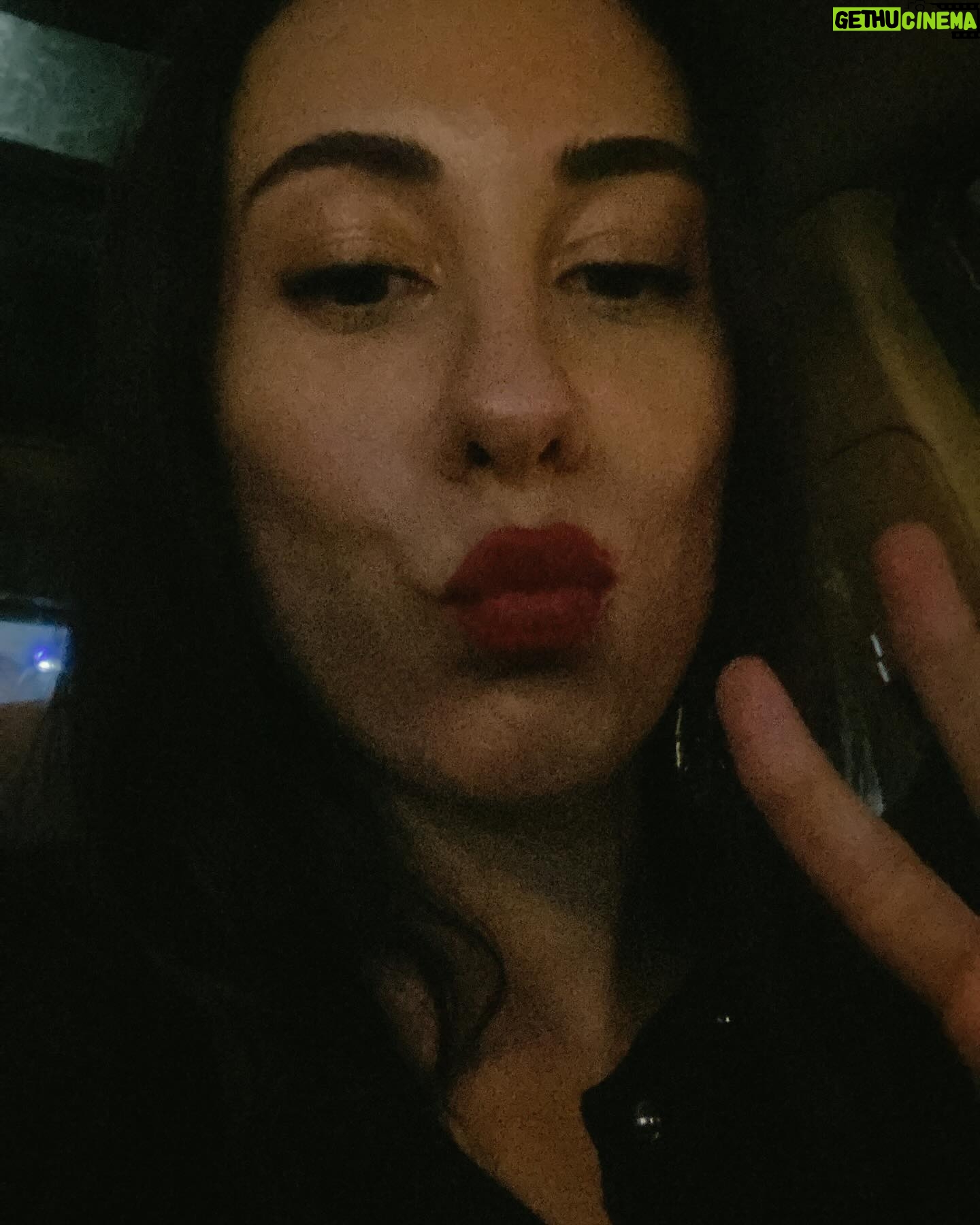Hivda Zizan Alp Instagram - Yakut pulları mı???