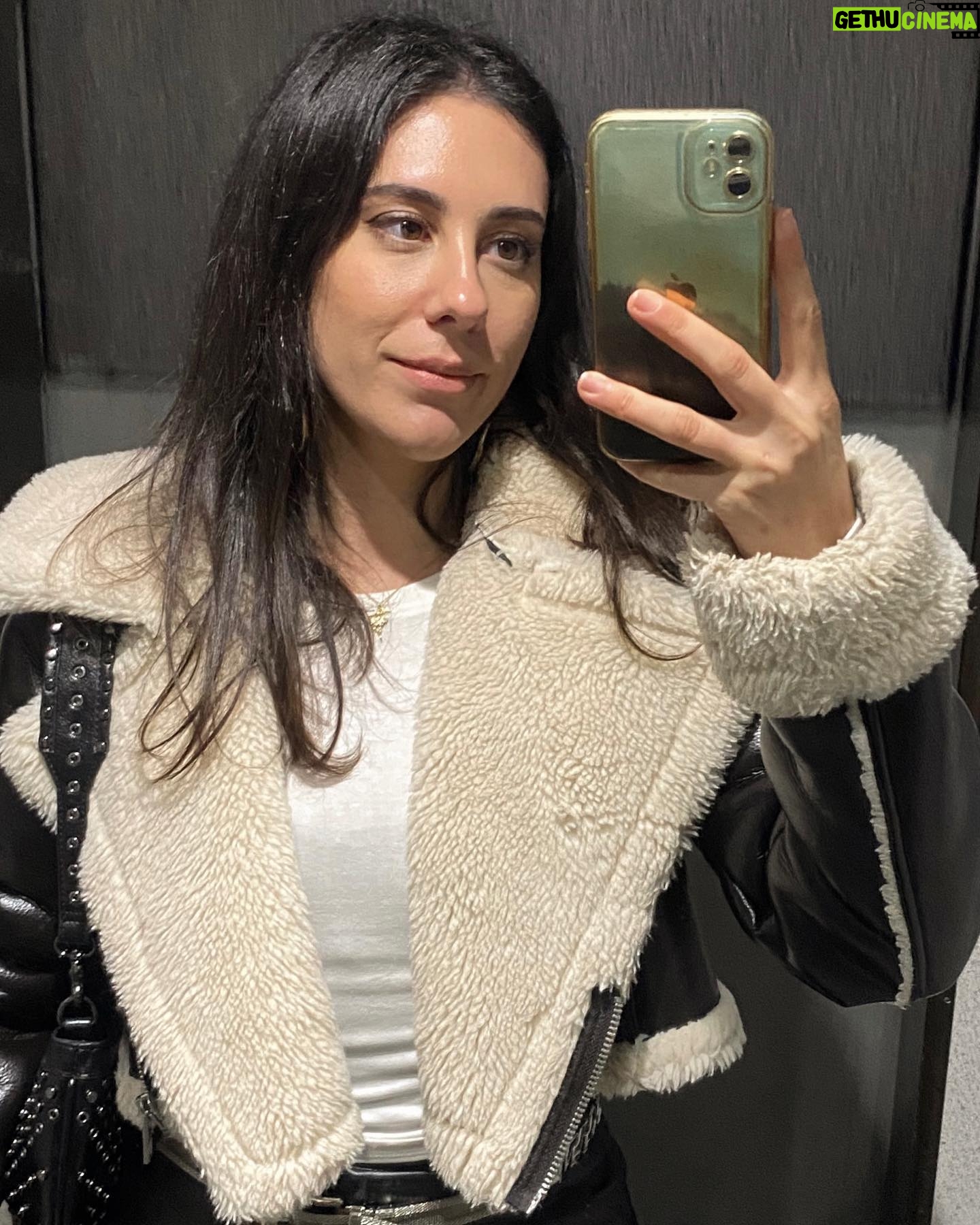 Hivda Zizan Alp Instagram - Mazbut bir hayat, sağlam bir ahlak, bol bol köpek 🐶