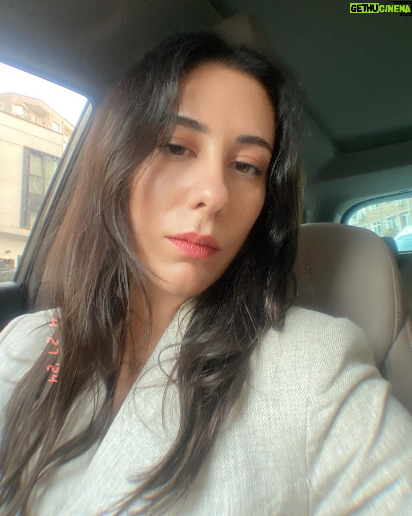 Hivda Zizan Alp Instagram - Bildiğim ‘çektiğime’ yetmiyor 🫠