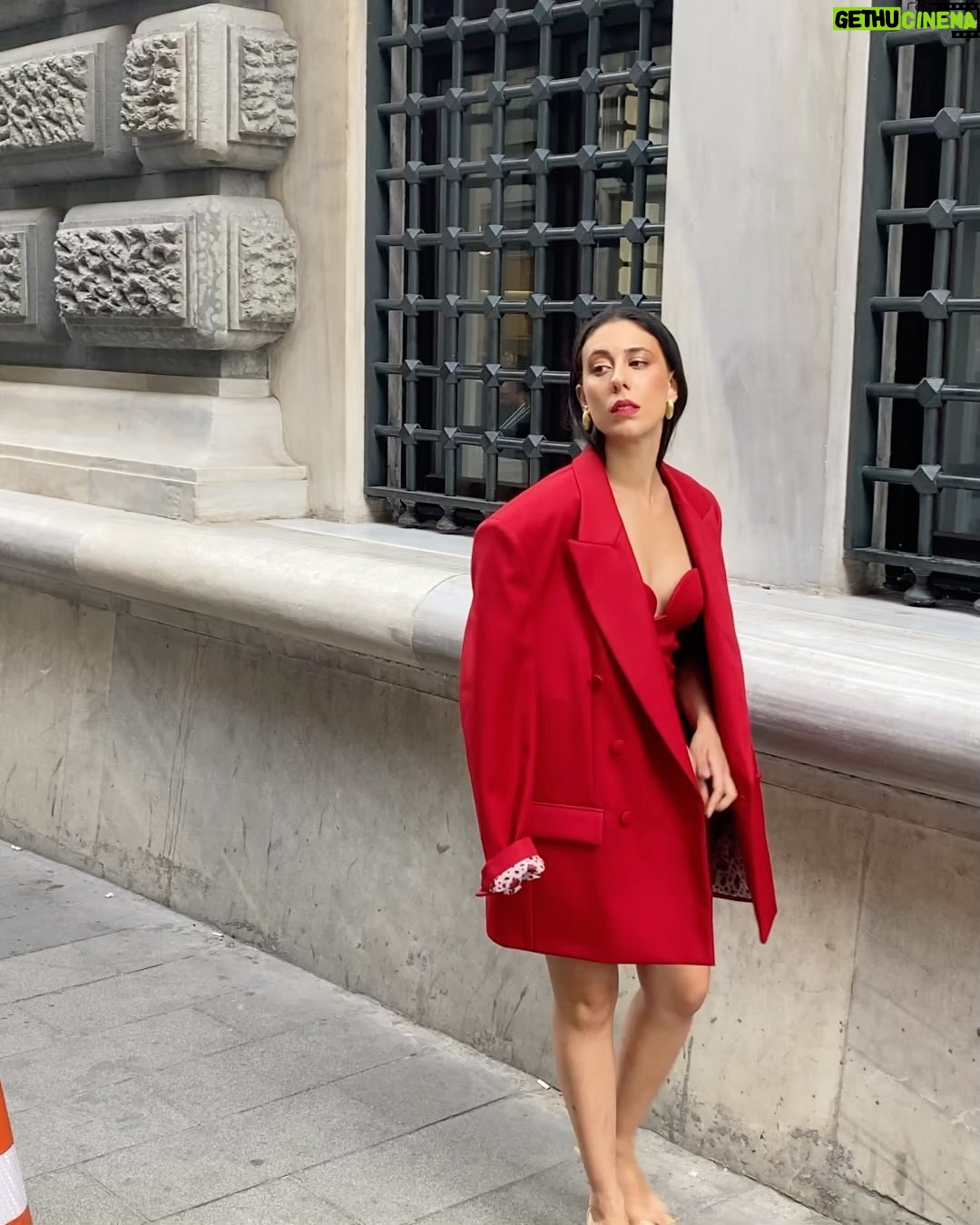 Hivda Zizan Alp - 12.2K Likes - Fotoğrafçı : Gizem Özçelik @gizemozcelikk
Stylist: Ali Arisso @aliarisso
Make up & Hair: Mesut Özuzun @mesut.ozuzun
Fotoğraf Asist: Selim Kılıç @theselimklc
Styling Asist: Gönül Soyçeri @gsyceri
Make Up & Hair Asist: İrem Baygül @iremmakeupstudio_
Teşekkürler, @ph7entertainment , @burcubulutcan , @hoteldesartsgalata 🙏