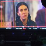Hivda Zizan Alp Instagram - Ah Türkan ah… Seninle aynı odada kalsak konuşacak ortak zevklerimiz olmazdı, biliyorum. Yemek tarifi vermekten başka hiçbir konuda kendinden emin konuşmazdın benimle. Biliyorum. Farklıyız. Ama bizim bağımız çok daha eskiden. Çok daha derinden. Coğrafyamızın çorak toprağının altında sımsıkıya bağlı kökleriz biz. Öncelikle bu bağımızı gören, sana can verebileceğime inanan yönetmenlerim @nadimguc , @muratkerasus , @ogm.pictures Ailesi ve menajerim @beyza_eraydin ile @ph7entertainment ‘a; Sektörümüzde kolay kolay göremeyeceğimiz bir dostluk inşa eden, beni de aralarına hemen kabul eden @burcubiricik ve tümmm rol arkadaşlarıma( hepsini yazmam imkansız); Türkan’ı dünyaya getiren @drgbudayicioglu ve ona ilk adımlarını attıran @sedaltayliturgutlu ‘ya; Böyle duygu yüklü, böyle samimi bir işin her anında ter döken tüm çalışma arkadaşlarıma; Bu samimiyetin karşılığını sevgiyle, hüzünle, öfkeyle veya coşkuyla veren, bizi yalnız bırakmayan seyircilerimize çok teşekkür ederim. Ama en çok… 14 yaşında evlenen, kayınvalidesi tarafından sokakta oynamasına izin verilen, ilk çocuğunu tarlada doğuran, dedem gurbetteyken tek başına altı çocuk büyüten, bana sırrın, öfeleme yapan, tülbentlerinden elbise yaptığım, kardeşimle saçlarımızı her açık bulduğunda iki yandan ören, bana çökelek yapmayı, patile açmayı öğreten, akrepten koruyan, çocuk aklımla A harfini öyle bozuk çizmesine şaşırdığım, caddeden bir amca geçerken neden yüzünü kapattığını sorduğum, bazen ne dediğini anlamadığım, bazen anadilimde bana kelimeler öğreten, kendisine her seslendiğimde “Babanne sana öleydi!” diyen babaanneme… Bütün çocuklarını okuttuğu, yakınındaki köylerde kızlar zorla evlendirilirken, vefat eden dedemin dükkanının başına halamı getirdiği, kendine layık görüleni kızlarına reva görmediği için çok teşekkür ederim. Her yanımızın çocukluğunu doya doya yaşamış güçlü kadınlarla dolması dileğiyle… @camdakikiz