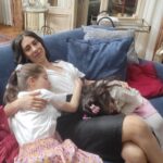 Hivda Zizan Alp Instagram - Ah Türkan ah… Seninle aynı odada kalsak konuşacak ortak zevklerimiz olmazdı, biliyorum. Yemek tarifi vermekten başka hiçbir konuda kendinden emin konuşmazdın benimle. Biliyorum. Farklıyız. Ama bizim bağımız çok daha eskiden. Çok daha derinden. Coğrafyamızın çorak toprağının altında sımsıkıya bağlı kökleriz biz. Öncelikle bu bağımızı gören, sana can verebileceğime inanan yönetmenlerim @nadimguc , @muratkerasus , @ogm.pictures Ailesi ve menajerim @beyza_eraydin ile @ph7entertainment ‘a; Sektörümüzde kolay kolay göremeyeceğimiz bir dostluk inşa eden, beni de aralarına hemen kabul eden @burcubiricik ve tümmm rol arkadaşlarıma( hepsini yazmam imkansız); Türkan’ı dünyaya getiren @drgbudayicioglu ve ona ilk adımlarını attıran @sedaltayliturgutlu ‘ya; Böyle duygu yüklü, böyle samimi bir işin her anında ter döken tüm çalışma arkadaşlarıma; Bu samimiyetin karşılığını sevgiyle, hüzünle, öfkeyle veya coşkuyla veren, bizi yalnız bırakmayan seyircilerimize çok teşekkür ederim. Ama en çok… 14 yaşında evlenen, kayınvalidesi tarafından sokakta oynamasına izin verilen, ilk çocuğunu tarlada doğuran, dedem gurbetteyken tek başına altı çocuk büyüten, bana sırrın, öfeleme yapan, tülbentlerinden elbise yaptığım, kardeşimle saçlarımızı her açık bulduğunda iki yandan ören, bana çökelek yapmayı, patile açmayı öğreten, akrepten koruyan, çocuk aklımla A harfini öyle bozuk çizmesine şaşırdığım, caddeden bir amca geçerken neden yüzünü kapattığını sorduğum, bazen ne dediğini anlamadığım, bazen anadilimde bana kelimeler öğreten, kendisine her seslendiğimde “Babanne sana öleydi!” diyen babaanneme… Bütün çocuklarını okuttuğu, yakınındaki köylerde kızlar zorla evlendirilirken, vefat eden dedemin dükkanının başına halamı getirdiği, kendine layık görüleni kızlarına reva görmediği için çok teşekkür ederim. Her yanımızın çocukluğunu doya doya yaşamış güçlü kadınlarla dolması dileğiyle… @camdakikiz