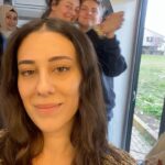 Hivda Zizan Alp Instagram - Ah Türkan ah… Seninle aynı odada kalsak konuşacak ortak zevklerimiz olmazdı, biliyorum. Yemek tarifi vermekten başka hiçbir konuda kendinden emin konuşmazdın benimle. Biliyorum. Farklıyız. Ama bizim bağımız çok daha eskiden. Çok daha derinden. Coğrafyamızın çorak toprağının altında sımsıkıya bağlı kökleriz biz. Öncelikle bu bağımızı gören, sana can verebileceğime inanan yönetmenlerim @nadimguc , @muratkerasus , @ogm.pictures Ailesi ve menajerim @beyza_eraydin ile @ph7entertainment ‘a; Sektörümüzde kolay kolay göremeyeceğimiz bir dostluk inşa eden, beni de aralarına hemen kabul eden @burcubiricik ve tümmm rol arkadaşlarıma( hepsini yazmam imkansız); Türkan’ı dünyaya getiren @drgbudayicioglu ve ona ilk adımlarını attıran @sedaltayliturgutlu ‘ya; Böyle duygu yüklü, böyle samimi bir işin her anında ter döken tüm çalışma arkadaşlarıma; Bu samimiyetin karşılığını sevgiyle, hüzünle, öfkeyle veya coşkuyla veren, bizi yalnız bırakmayan seyircilerimize çok teşekkür ederim. Ama en çok… 14 yaşında evlenen, kayınvalidesi tarafından sokakta oynamasına izin verilen, ilk çocuğunu tarlada doğuran, dedem gurbetteyken tek başına altı çocuk büyüten, bana sırrın, öfeleme yapan, tülbentlerinden elbise yaptığım, kardeşimle saçlarımızı her açık bulduğunda iki yandan ören, bana çökelek yapmayı, patile açmayı öğreten, akrepten koruyan, çocuk aklımla A harfini öyle bozuk çizmesine şaşırdığım, caddeden bir amca geçerken neden yüzünü kapattığını sorduğum, bazen ne dediğini anlamadığım, bazen anadilimde bana kelimeler öğreten, kendisine her seslendiğimde “Babanne sana öleydi!” diyen babaanneme… Bütün çocuklarını okuttuğu, yakınındaki köylerde kızlar zorla evlendirilirken, vefat eden dedemin dükkanının başına halamı getirdiği, kendine layık görüleni kızlarına reva görmediği için çok teşekkür ederim. Her yanımızın çocukluğunu doya doya yaşamış güçlü kadınlarla dolması dileğiyle… @camdakikiz