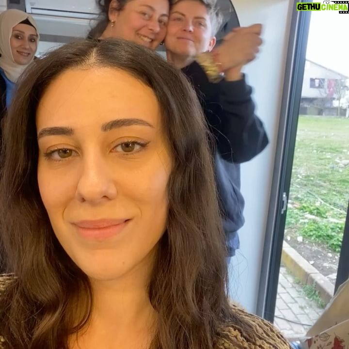 Hivda Zizan Alp - 27.8K Likes - Ah Türkan ah…
Seninle aynı odada kalsak konuşacak ortak zevklerimiz olmazdı, biliyorum. Yemek tarifi vermekten başka hiçbir konuda kendinden emin konuşmazdın benimle. Biliyorum. Farklıyız. Ama bizim bağımız çok daha eskiden. Çok daha derinden. Coğrafyamızın çorak toprağının altında sımsıkıya bağlı kökleriz biz.
Öncelikle bu bağımızı gören, sana can verebileceğime inanan yönetmenlerim @nadimguc , @muratkerasus , @ogm.pictures Ailesi ve menajerim @beyza_eraydin ile @ph7entertainment ‘a;
Sektörümüzde kolay kolay göremeyeceğimiz bir dostluk inşa eden, beni de aralarına hemen kabul eden @burcubiricik ve tümmm rol arkadaşlarıma( hepsini yazmam imkansız);
Türkan’ı dünyaya getiren @drgbudayicioglu ve ona ilk adımlarını attıran @sedaltayliturgutlu ‘ya;
Böyle duygu yüklü, böyle samimi bir işin her anında ter döken tüm çalışma arkadaşlarıma;
Bu samimiyetin karşılığını sevgiyle, hüzünle, öfkeyle veya coşkuyla veren, bizi yalnız bırakmayan seyircilerimize çok teşekkür ederim.
Ama en çok…
14 yaşında evlenen, kayınvalidesi tarafından sokakta oynamasına izin verilen, ilk çocuğunu tarlada doğuran, dedem gurbetteyken tek başına altı çocuk büyüten, bana sırrın, öfeleme yapan, tülbentlerinden elbise yaptığım, kardeşimle saçlarımızı her açık bulduğunda iki yandan ören, bana çökelek yapmayı, patile açmayı öğreten, akrepten koruyan, çocuk aklımla A harfini öyle bozuk çizmesine şaşırdığım, caddeden bir amca geçerken neden yüzünü kapattığını sorduğum, bazen ne dediğini anlamadığım, bazen anadilimde bana kelimeler öğreten, kendisine her seslendiğimde “Babanne sana öleydi!” diyen babaanneme…
Bütün çocuklarını okuttuğu, yakınındaki köylerde kızlar zorla evlendirilirken, vefat eden dedemin dükkanının başına halamı getirdiği, kendine layık görüleni kızlarına reva görmediği için çok teşekkür ederim.
Her yanımızın çocukluğunu doya doya yaşamış güçlü kadınlarla dolması dileğiyle…
@camdakikiz