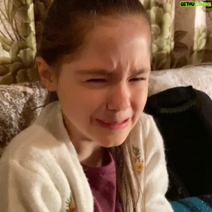 Hivda Zizan Alp - 27.8K Likes - Ah Türkan ah…
Seninle aynı odada kalsak konuşacak ortak zevklerimiz olmazdı, biliyorum. Yemek tarifi vermekten başka hiçbir konuda kendinden emin konuşmazdın benimle. Biliyorum. Farklıyız. Ama bizim bağımız çok daha eskiden. Çok daha derinden. Coğrafyamızın çorak toprağının altında sımsıkıya bağlı kökleriz biz.
Öncelikle bu bağımızı gören, sana can verebileceğime inanan yönetmenlerim @nadimguc , @muratkerasus , @ogm.pictures Ailesi ve menajerim @beyza_eraydin ile @ph7entertainment ‘a;
Sektörümüzde kolay kolay göremeyeceğimiz bir dostluk inşa eden, beni de aralarına hemen kabul eden @burcubiricik ve tümmm rol arkadaşlarıma( hepsini yazmam imkansız);
Türkan’ı dünyaya getiren @drgbudayicioglu ve ona ilk adımlarını attıran @sedaltayliturgutlu ‘ya;
Böyle duygu yüklü, böyle samimi bir işin her anında ter döken tüm çalışma arkadaşlarıma;
Bu samimiyetin karşılığını sevgiyle, hüzünle, öfkeyle veya coşkuyla veren, bizi yalnız bırakmayan seyircilerimize çok teşekkür ederim.
Ama en çok…
14 yaşında evlenen, kayınvalidesi tarafından sokakta oynamasına izin verilen, ilk çocuğunu tarlada doğuran, dedem gurbetteyken tek başına altı çocuk büyüten, bana sırrın, öfeleme yapan, tülbentlerinden elbise yaptığım, kardeşimle saçlarımızı her açık bulduğunda iki yandan ören, bana çökelek yapmayı, patile açmayı öğreten, akrepten koruyan, çocuk aklımla A harfini öyle bozuk çizmesine şaşırdığım, caddeden bir amca geçerken neden yüzünü kapattığını sorduğum, bazen ne dediğini anlamadığım, bazen anadilimde bana kelimeler öğreten, kendisine her seslendiğimde “Babanne sana öleydi!” diyen babaanneme…
Bütün çocuklarını okuttuğu, yakınındaki köylerde kızlar zorla evlendirilirken, vefat eden dedemin dükkanının başına halamı getirdiği, kendine layık görüleni kızlarına reva görmediği için çok teşekkür ederim.
Her yanımızın çocukluğunu doya doya yaşamış güçlü kadınlarla dolması dileğiyle…
@camdakikiz