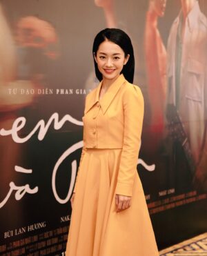 Hoàng Hà Instagram - 18.5.2022

🌻 HOÀNG HÀ - "DAO ÁNH" 🍃

TẠI BUỔI SHOWCASE HỌP BÁO RA MẮT PHIM EM VÀ TRỊNH 🧡

Hoàng Hà trong bộ váy vàng mà Dao Ánh đã mặc khi chạy ở ga Huế trong trailer chính thức của phim. 

https://youtu.be/fkPd-QttaSk

Hà lại nhớ Ánh, và thêm yêu hành trình của mình cùng với Ekip. Bộ phim đã hoàn thiện rồi nhưng đối với Hà thì việc từng bước tiến lại gần hơn với khán giả vẫn là một điều gì đó rất mới mẻ, khác lạ, và mới chỉ ở chương đầu của cuộc khám phá này.

LOVE,
Hoàng Hà. :")

#PhimEmVaTrinh #Showcase #PhanGiaNhatLinh #Galaxy #GalaxyPlay #TrinhCongSon #DaoAnh #nhacTrinh #PodcastNangThuyTinh #ThuTinhGuiMotNguoi #NangThuyTinh #HoangHaActress 

- - - - -
Thank You for making me look beautiful 💛,

Make up & Hair: Khuong Tran, Anh Duy.
Costume: Thuỷ Design House.
Photo: Phim Em Và Trịnh, ChungAnh Vo.