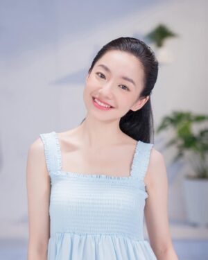 Hoàng Hà Instagram - (Trích từ nhật ký 10.10.2022 của tôi ...)

"Tôi nghĩ là mình đang trở nên hồn nhiên nhiều hơn. Nó không phải cái hồn nhiên của ngày trước, vì như thế người ta sẽ dùng mẫu câu "tôi thấy mình đang hồn nhiên trở lại". Còn tôi tin rằng chẳng có gì trở lại cả, không ai tắm hai lần trên một dòng sông. Nó là một dạng thức khác với một tinh thần khác, nhưng hồn nhiên thì chắc chắn là hồn nhiên, không thể chối từ."

HH 🌷🌃✨ 

#HoangHaActress #Senka