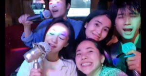 Hoàng Hà Instagram - 8.1.2024

Ngồi mấy tiếng đồng hồ, để làm clip này và viết những dòng này. Một trong những việc được ghi hẳn trong to-do-list ngày hôm nay. :”) 
Thích nhất là những lúc có ai đó hay sự việc nào đó khiến mình đầyyyy cảm xúc, đến mức muốn viết xuống vô cùng... Những lúc như thế này, thấy mình đang Sống. Không phải sống để làm một nhiệm vụ nào đó, mà chỉ là Sống thôi, đầy hơi thở và tim đập rộn ràng !

Buổi gặp tối hôm qua là dành cho chị Nghinh Lộc - Bà Càn trong ❤️‍🔥 Kẻ Ăn Hồn, nhưng thực chất là dành cho nhau. Mình cảm thấy tuổi 27 này thật đẹp, vì đã gặp được mọi người! Dù tự nhiên hôm qua anh Trực nói là, ê vài năm nữa thôi là tụi mình ba mươi rồi đấy. - Mình hỏi thì sao? - Thì là ba mươi xong ba mấy đó. - Thì sao? - Mình và Huy và Ân vẫn ngoan cố xem anh Trực nói gì tiếp :)) - Xong chị Lộc bảo ừ rồi sao, tao ba mấy rồi nè. :)) xong cả đám lại cười há há há, vô tri như chưa từng suy nghĩ gì. - Bảo quan trọng là tuổi tâm hồn. Giờ ngồi nghĩ lại thấy anh Trực chắc tuổi tâm hồn cỡ 40. :)))))) Dù gì, mình vẫn thấy tuổi 27 này rất đẹp! Vì mình gặp được mọi người, không phải là ở trong một độ tuổi khác. :”)
_ _ _ _ _

Chị Lộc,

Là người con gái đầu tiên, diễn viên nữ đầu tiên của dự án chủ động nhắn tin cho mình. Chị rất sốt sắng rủ mình, một con bé Hà (hướng) Nội đi chơi buổi chiều đặc trưng của Sài Gòn, đi bộ, đạp xe, rồi uống trà sữa bên hông Nhà hát Thành phố, vừa đi vừa nói chuyện, đi qua chỗ sóc cái đổ cả trà :)) Từ ngày đó, mình đã thấy chị Lộc cực kỳ nữ tính. Chị muốn chơi với mình, để cảm nhận và yêu thương mình, để xây dựng nhân vật bà Càn của chị. Chị thật là một diễn viên rất có tâm! 
...

(đọc tiếp ở comment)
_ _ _ _ _

❤️‍🔥 KẺ ĂN HỒN 🚀 vẫn đang chiếu tại rạp nhé mọi người. :")

#HoangHaActress #HoangHa
#KeAnHon #KeAnHonMovie #ProductionQ #QStudio #TranHuuTan #VPictures #CGV #PixelGarden #DZSMedia #BadClay #Skyline #Aputure #soilua