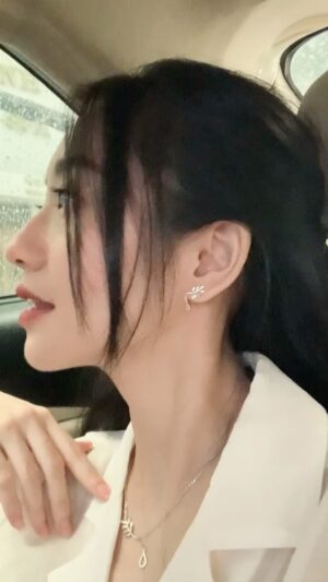 Hoàng Hà Instagram - 3.8.2022

(Vietsub)

Chào các bạn,
Là mình đây, Hoàng Hà !
Không phải một người Hàn Quốc nào cả. :")

Ngày hôm qua mình gặp lại một người bạn Hàn Quốc của mình. Chúng mình đã cùng nhau ăn ... (quên ngữ pháp) .. á .. (và quên ngữ pháp) ... tối và trò chuyện rất nhiều. 😂

(Mình quên mất không kể rằng khoảnh khắc đầu tiên gặp lại bạn ấy mình đã rất vui, vui lạ lùng luôn ấy và cảm giác rất dễ thương. Một niềm vui gặp mặt không dễ gì có được vài năm qua và mình cảm thấy đúng thật là nhân duyên trong đời.)

(Thế rồi trong cơn niềm vui đó) Mình đã nói với bạn mình là kể từ hôm nay, mình sẽ học lại tiếng Hàn ! 🤭🫣 Vì thế nên là có video này đó.

Hihi, kyaaa (âm thanh của sự ngượng quá đi) ... mình chỉ muốn bắt đầu lại hành trình này. Và giờ thì ngủ ngon nhé, tạm biệt ! ~

- - -
Hí hí, đấy có thế thôi mà mình vừa nói vừa ngượng ngùng vừa quên ngữ pháp vừa cười toeee tít cả mắt ... 🤭

Cơ bản là mình vui ! 
Mình sẽ thực hành lại những điều làm nên Hạnh phúc thực sự mỗi ngày của mình.

Welcome me to be back with My Happiness ! 🌷✨

Hoàng Hà.

#HoangHaActress