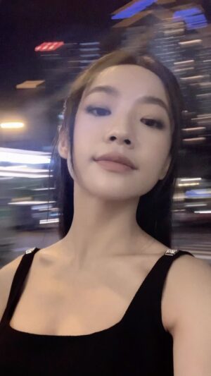 Hoàng Hà Instagram - 15.5.2023

Dạo này mình sống ở trên núi, cao lắm. Mình nhận ra là mình trở nên hồn nhiên hơn, đưa tay cập nhật mạng xã hội đều hơn. 

Mình không quan tâm tới thế giới bên ngoài mấy, càng không quan tâm trên mạng đang có gì. Mình có thể cười vui khi nhìn thấy mấy chú dê con tranh đường với mình, có thể nói chuyện với bò từ xa khi nghe thấy tiếng nó giống. Có thể hít thở mùi hương cây cỏ ở khắp xung quanh, những mùi mà mình đã sớm nhận ra rằng sẽ không ngửi thấy được ở thành thị hay một nơi nào khác. Việc mình cập nhật nhiều hơn, có lẽ cũng là niềm vui đối với followers của mình. Chắc các bạn sẽ thích việc mình ở trên núi hoặc rời xa thành thị. :")

Mỗi ngày, mình chỉ cần nghĩ tới công việc, làm sao cho hiệu quả, nghĩ tới những người mình yêu quý. Mình còn biết phớt lờ những ánh mắt không thân thiện, những dị nghị chủ quan, những hiểu lầm vặt vãnh để chỉ quan tâm tới những điều mình yêu mà thôi. Còn lại, mọi thứ bên lề đều không quan trọng. 

How cool,
#HoangHaActress #acting 🍸 #gudnitee

🎞️ Đây là hôm 10.1.2023, mình đi dự Lễ trao giải Mai Vàng ở Nhà hát Thành phố Hồ Chí Minh. Năm 2022 mình cũng được đề cử trong top 5 Nữ diễn viên Điện ảnh, Truyền hình của năm đấy. Cảm ơn các bạn! :")
