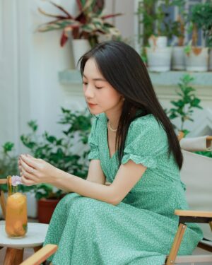 Hoàng Hà Instagram - 5.4.2023

Đây là bức ảnh kỉ niệm một năm mình vào Saigon.

Vì nó được chụp vào khoảng đúng một năm trước, ngày 11.4.2022 khi mình ngồi phỏng vấn với báo. Ngày đó mình đặt vé vào Saigon công tác, và không đặt vé về nữa. 
Mình mặc một chiếc váy xanh mua ở Hanoi, đoạn Nguyễn Thái Học rẽ vào, mình tự trang điểm, cũng tự đeo nhẫn, đeo vòng, đeo khuyên tai mặc dù mình chưa giỏi chuyện này cho lắm :") tóc mình duỗi thẳng, và đi một đôi giày búp bê màu kem mua cùng chỗ với cái váy. Giờ này nhìn lại, mình thấy ngày đó Hoàng Hà thật dễ thương! Bởi vì sự đơn giản :")

Một năm đã trôi qua, chặng đường này có những khúc chói rực khiến mình choáng ngợp, và cũng khá quay cuồng. Lần đầu tiên mình thấy đầy ắp (ứ) đến như thế, kể cả niềm vui, những lời ngợi ca hay vài ba nỗi niềm chỉ mình mình biết. :")

Mình thích có những người bạn tốt, nhưng mình cũng thận trọng nên thường không có nhiều bạn mà thực sự là bạn. Bạn mình ít lắm. Mình đối thoại với bản thân nhiều hơn đối thoại với người khác. Nhưng những người bạn của mình thì thật sự quý và thương mình. Nhờ chia sẻ với các bạn, mình cũng học được nhiều điều mới. Mình thích học cái mới và có vẻ là sẽ thích học suốt đời. Mình có cả vài người bạn tốt đi lên từ follower của mình. Điều đó thật thần kì khi chúng ta chỉ là những người dưng và chưa có quá nhiều thời gian bên nhau, nhưng họ quan sát mình, hiểu và thương mình. Vậy là mình chẳng cần phải làm "idol", mình có thể được là chính bản thân, ngay cả sự ngok ngek hay đãng trí. 

Chiều nay 4 giờ 10 mình đã đáp về đến Hanoi, và mình đoán lần này mình sẽ xa Saigon lâu đấy. :") Mình đang bắt đầu một hành trình mới, thú vị và đầy vững tin vào bản thân, kể cả khi tất cả những gì mình có chỉ là sự đơn giản. Sự đơn giản mỗi lúc một khác nhau, nhưng tóm lại thì những giá trị cốt lõi hay đích thực sẽ chẳng bao giờ phai mờ đi được, cũng như không thể không được nhìn thấy. 

Mình có rất nhiều ảnh đẹp và video dễ thương. Hy vọng sẽ có một quãng mình chăm cập nhật với các bạn, hihi :") À mình nhận ra rồi, mình cứ toàn up ảnh lâu là bởi vì mình thích "kể lại" những câu chuyện đã đủ đầy trong lòng, hơn là chuyện gì mình cũng kể. Mình ít nói nhỉ! :")

Gudnitee,
#HoangHaActress 🍸

📸 Min Nguyen