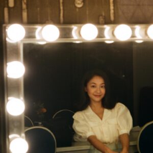 Hoàng Hà Instagram - 20.10.2022

"Trôi theo cơn mơ niềm đau rất thật..."

Tôi nghĩ, 
Người ta nhìn vào niềm đau của mình, là vì khao khát được sống tiếp, sống hạnh phúc. 

Chúng ta mải miết đi tìm lời giải, mà đôi khi nó không tồn tại, vì ta lỡ đặt sai câu hỏi mất rồi. Và vì ... hỏi sai người.

"Sometimes it's not what you're asking for. It's who you're asking."
Sẽ có lúc, bạn chỉ có thể hỏi bản thân mình. Và tránh xa những sự tồn tại độc hại hoặc vô nghĩa lý khác. Hãy lắng nghe chính bản thân mình.

Cuộc đời này không tồn tại bằng lý lẽ. Nó tồn tại như nó vốn thế. Chỉ có loài người là phức tạp. Và tôi, một chú chim sẻ ngơ ngác, bỗng một ngày chỉ làm điều mình yêu thế thôi, mà trở nên lấp lánh. Hoặc là "bị nhìn thấy như một sự phù phiếm". Trong khi cuộc đời bình thường thì tôi chỉ là một chú chim sẻ. Nhưng có một sự thật, là lấp lánh này dành cho riêng tôi, có lý và xứng đáng !

Tôi nhìn sâu vào sự tồn tại của mình từ những ngày còn nhỏ xíu, mẫu giáo hay là cấp Một, tôi không còn nhớ rõ nữa. Tôi đã tự hỏi rất nhiều lần rằng "Tại sao mình lại sinh ra trên đời này nhỉ? Nếu Bố Mẹ không lấy nhau, thì mình có ở đây không nhỉ? Nếu Bố lấy người khác, hay Mẹ lấy người khác, thì mình có được sinh ra không nhỉ?... Nếu không được sinh ra, thì mình sẽ đi về đâu nhỉ?..."
Tôi đã hỏi như thế, rất nhiều lần, mỗi khi ở một mình và trong một không gian nhỏ, như phòng tắm. 

Tôi lớn lên cho đến bây giờ, luôn là một người hướng nội. Một người hướng nội đậm đà.
Có những khi đi sự kiện một buổi về mà tôi phải tự healing hết hai tuần.
Thật nhiều áp lực vô hình cho một người trẻ hướng nội và có cá tính như tôi. Ví dụ như ít nói thì dễ bị hiểu lầm, thẳng thắn và kĩ tính trong chất lượng thì lại như là đang đòi hỏi, làm tổn thương người khác, hoặc "chảnh". Gọi chung là "mang tiếng".
Nhưng nếu khi tôi tổn thương thì chẳng ai biết. Tôi không có nét tính cách kêu than, hay đi thanh minh cho một điều vô lý. Tôi chỉ vụn vỡ một mình, và sẽ chỉ được nhỏ bé lại nếu như khi ấy may mắn có một người đủ rộng lớn bao bọc lấy tôi. Tôi ước mình sẽ mãi có một người như thế. 

... (đọc tiếp ở comment)

🪷
Beautiful and Cool, more.

#filmphotography #Rosemaryfilm
