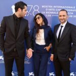 Hoda Zeinolabedin Instagram - نقد ورایتی آلیسا سیمون «زالاوا» چرخشی تازه در قراردادهای ژانری ارسلان امیری که از کردهای ایرانی است در اولین فیلم بلند خود چرخشی تازه را در قراردادهای ژانری ایجاد کرده؛ فیلمی که با لحن طنزآمیز زیرکانۀ خود آهسته به سمت تراژدی می¬رود و در آن باورهای علمی در برابر خرافات قرار می‌گیرند و این موضوعی است که در دنیای امروز طنین قدرتمندی دارد. یکی از بزرگترین نقاط قوت زالاوا، بازی نوید پورفرج، ستارۀ بلندقامت و خوش صورت و سبیلوی داستان در نقش یک استوار ژاندارمری است. در ابتدای فیلم درمی‌یابیم زالاوا یک قرن پیش توسط کولی‌ها بوجود آمده و ساکنین فعلی آن پوست‌هایی لکه‌دار و موهایی سفید دارند و در خواب راه می‌روند. ملیحه (هدی زین‌العابدین) پزشک جذاب خانۀ بهداشت باور دارد دلیل احوالات عجیب غریب اهالی، ترس و باورهای خرافی است. در حالیکه زالاوایی‌ها از حضور جن تازه‌ای در روستا به هراس افتاده‌اند، جن‌گیر دوره‌گردی (پوریا رحیمی‌سام) ادعا می‌کند جن نادیدنی را داخل بطری کرده. امیری و همکاران فیلمنامه‌نویسش آیدا پناهنده و تهمینه بهرام صحنۀ اولین تقابل استوار و جن‌گیر را چنان جذاب به نگارش درآورده‌اند که کل صحنه تبدیل به یک زورآزمایی چند راندی می‌شود و فاتح این نبرد، استوار است که با بازداشت کردن آمردان باعث خشم اهالی می‌شود. در پاسگاه، دوربین با حرکاتی خاص سینمای وحشت، از یک بطری خالی ترس و دلهره خلق می‌کند. با فرار آمردان و بازگشت استوار به روستا همراه سربازش یونس (با بازی کمدی و عالی باسط رضایی)، نویسندگان استادانه خطر را لحظه به لحظه بیشتر می‌کنند و در دل اینها، یک بخش تأثیرگذار رمانتیک هم بین استوار و ملیحه گذاشته شده است. اما آمردان از راه می‌رسد و حالا تیشه‌ای محکم برای زدن ریشۀ استوار دارد. در حالیکه می‌توان فیلم را به عنوان چیزی نو و تازه در سینمای ژانر ایران مورد تحسین قرار داد، محتوای تمثیلی فیلم بسیار بیش ازین جذاب است. اهریمن می‌تواند استعاره‌ای از بیماری کووید نوزده (کرونا) باشد زیرا که همچنان نبرد بین علم و خرافات در سراسر جهان ادامه دارد. با اینکه فیلم با بودجۀ نسبتاً کمی ساخته شده، دستاوردهای فنی آن قابل ستایش است. موقعیت دوربین در جاده‌های پرپیچ و خم کوهستانی یادآور سینمای کیارستمی است و البته محمد رسولی مدیر فیلمبرداری خوب می‌داند چطور با دوربینش در صحنه‌های ترسناک ما را میخ‌کوب کند. در همین حال تدوین عمادخدابخش و موسیقی فضاساز رامین کوشا هم به حفظ تنش در کل اثر کمک کرده‌اند.