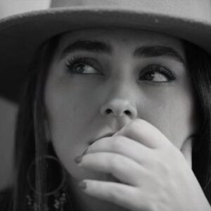 Hoda Zeinolabedin Instagram - قدرتمند ترين لحظه زندگي زماني ست 
كه تصميم ميگيريد 
ديگر نترسيد 
عكس از : @roozbehsajjadi 🌹🙏🏻