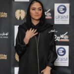 Hoda Zeinolabedin Instagram - اين جايزه اولين جايزه من هست و بسيار برايم ارزشمند هست و ياد آور زمان فوق العاده اى است كه با شما مردم عزيزم سپرى كردم ممنونم از از هيئت داوران عزيز كه من رو انتخاب كردند تشكر ويژه دارم از تك تك عوامل خوب و شريف سريال رهايم كن و ممنونم از خانواده و همه عزيزانم كه در طى اين سالها همراه من بودند ،نبود برادرم غم سنگينى است ،جان خواهر افسوس كه كنارم نبودى ،اما ميدونم كه از اون بالا نگاهم كردى ،حمايت هايت هميشه در خاطرم خواهد ماند ،جايزه تقديم تو روح همه عزيزان آسمانى شاد 💔🙏🏻