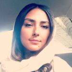 Hoda Zeinolabedin Instagram - ديوانه و دلبسته ي اقبال خودت باش، سرگرم خودت عاشق احوال خودت باش، يك لحظه نخور حسرت آن را كه نداري، راضي به همين چند قلم مال خودت باش، دنبال كسي باش كه دنبال تو باشد، اينگونه اگر نيست دنبال خودت باش، پرواز قشنگ است ولي بي غم و منت، منت نكش از غير و پروبال خودت باش، صد سال اگر زنده بماني گذراني، پس شاكر هر لحظه و هر سال خودت باش اقبال لاهوري