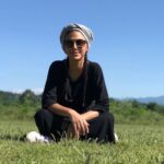 Hoda Zeinolabedin Instagram - ‎گاهی به خودت احترام بگذار ‎یک چای داغ بریز داخل زیباترین استکان خانه ‎یک دانه شیرینی هم بگذار کنارش ‎همراه یک آهنگ دلنشین و به خودت بگو : بفرمایید… ! ‎چایتان سرد نشود…! ‎به خودت ؛ باورت و زندگی ات عشق بورز… ‎سن و سالت مشکل عشق نیست؛ ‎زمان نمی تواند بلور اصل را کدر کند؛ مگر آنکه تو پیوسته برق انداختن آن را از یاد برده باشی. ‎برای خودت دعا کن که آرام باشی ؛ صبور باشی.. ‎مهم نیست که آخرین زلزله ی زندگی ات چند ریشتر بود؛ ‎مهم نیست که در آن زلزله چه چیزهایی را از دست دادی. . . ‎مهم این است که دوباره از نو بسازی زندگی ات را و باورت را… ‎جهانت را...♥️ عكس از : روزبه خسروي🌹🙏🏻