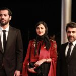 Hoda Zeinolabedin Instagram - دو جایزه از جشنواره بین المللی دهوک برای «زالاوا» فیلم سینمایی «زالاوا» به کارگردانی ارسلان امیری در هشتمین دوره‌ی فستیوال بین‌المللی فیلم دهوک که از تاریخ ۲۰ تا ۲۷ آبان در کردستان عراق برگزار شد، توانست جایزه بهترین بازیگر مرد برای نوید پورفرج و بهترین کارگردان برای ارسلان امیری را از آن خود بکند. نخستین تجربه سینمایی ارسلان امیری در مقام کارگردان، با حمایت فروم فیلم هنگ‌کنگ (HAF)، شورای فیلم کره جنوبی (kofic)، مشارکت بنیاد سینمایی فارابی و سرمایه‌گذاری طوبی‌فیلم تهیه‌ شده است که جایزه‌ی بزرگ سی‌وششمین هفته منتقدان فیلم ونیز، جایزه‌ی فیپرشی بهترین فیلم از هشتادوهفتمین فستیوال فیلم ونیز و جایزه‌ی بهترین فیلم بخش Next Wave از هیجدهمین فستیوال فانتاستیک فست آمریکا را دریافت کرده است. تهیه «زالاوا» را روح‌الله و سمیرا برادری بر عهده دارند. @arsalanamiri_ @samirabaradari عوامل این فیلم: فیلم‌نامه: آیدا پناهنده، تهمینه بهرام، ارسلان امیری، مدیرفیلمبرداری: محمد رسولی، مدیر صدابرداری: رشید دانشمند، طراح صحنه و لباس: محمد حسین کرمی، مدیر طراحی: محمد رضا شجاعی، طراح گریم: عباس عباسی، تدوین: عماد خدابخش، موسیقی: رامین کوشا، صداگذاری و ترکیب صدا: امیرحسین قاسمی، جلوه‌های ویژه: محمد برادران، مدیرتولید: امیر اسکندری، مجری طرح: مهدی بدرلو، عکاس: محمد بدرلو، برنامه‌ریز و دستیار: علی مردانه   بازیگران: نوید پورفرج، هدی زین‌العابدین، پوریا رحیمی‌سام، فریدون حامدی، شاهو رستمی، باسط رضایی، صالح رحیمی، زاهد زندی، وریا امینی، مهسا حجازی، داریوش کریم رئوف، لیلا بیگی، مسعود بیگلری، سالار زارعی، کردوان بوستان، اسد هوشمند، آذین کنعانیان، رومینا حاجی حسنی، کیوان شیخ احمدی، شیلان گیلانی و… طراح لباس: الميرا نوري ❤️ @elin.collection