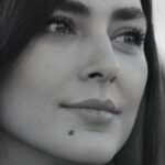 Hoda Zeinolabedin Instagram - هرگز كسي را آنقدر دوست نداشته باش كه شروع به نا ديده گرفتن حقيقت او كني. زندگي بازي تعادل است. وقتي جهان هستي رنگ واقعي كسي را به تو نشان مي دهد ، آن را بپذير و سعي نكن كه تصوير متفاوتي ترسيم كني تا واقعيت را بپوشاني. ما نمي توانيم كسي را تغيير دهيم و نبايد چنين تلاشي كنيم، يا بايد آنها را همانطور كه هستند بپذيريم يا بايد آنها را رها كنيم. اين براي همه بهتر است .✌🏻✨🥰