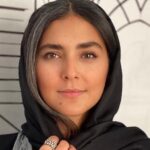 Hoda Zeinolabedin Instagram - ✌🏻✨ اگه اول خودتو دوست داشته باشی به بقیه‌ام اجازه میدی دوستت داشته باشن زندگی همینی که هست اگه به زندگی سخت بگیری اونم بهت سخت میگیره ما به سختیا ارزش میدیم دنیا با همه‌ی کمبودهایی که داره پر از چیزهای زیباست